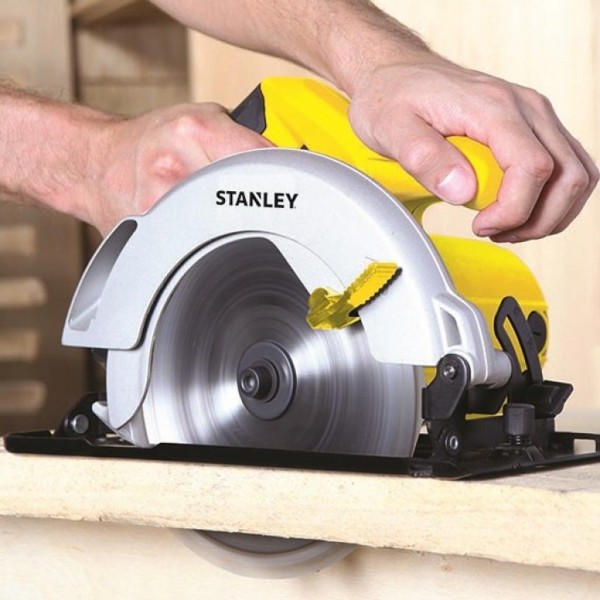 Дисковая пила Stanley STSC1618